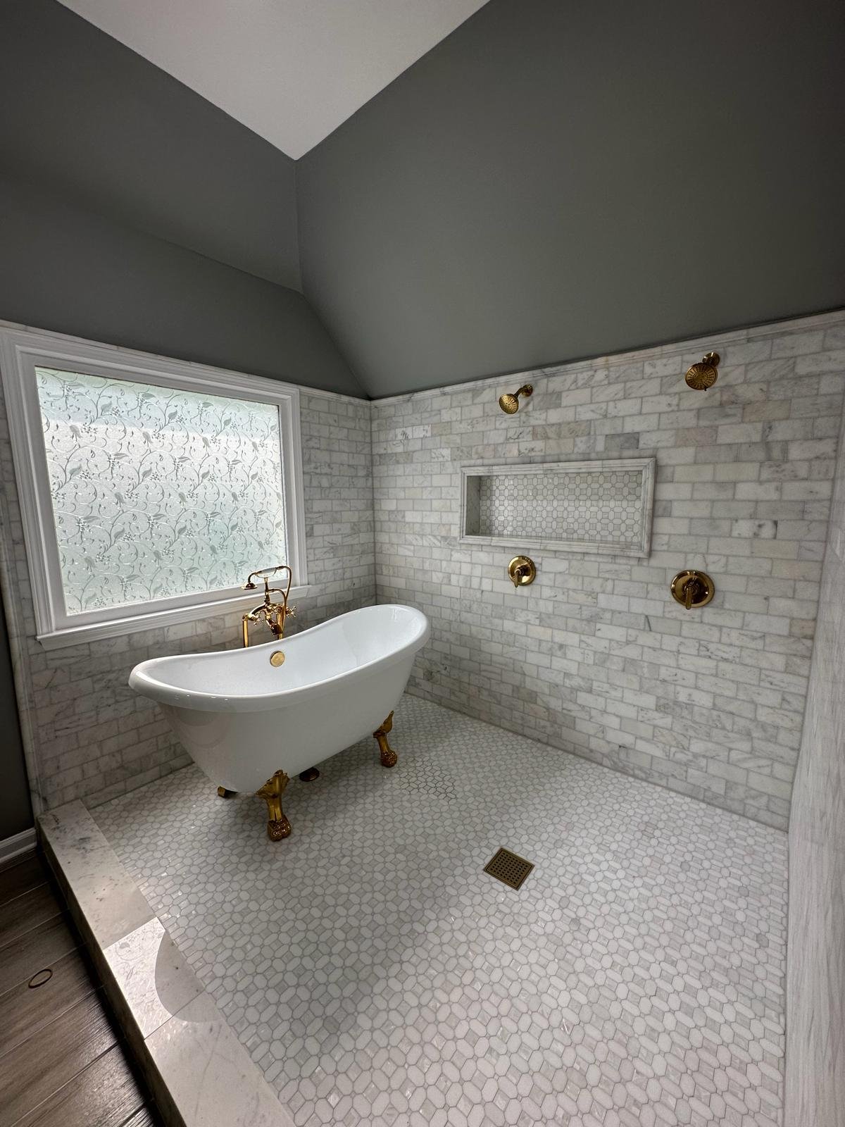 MODERN WALK-IN SHOWER